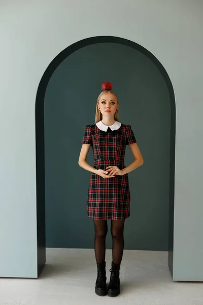 Blondynka Sukience Klatce Trzyma Jabłko Głowie Wizerunek Mody Halloween — Zdjęcie stockowe