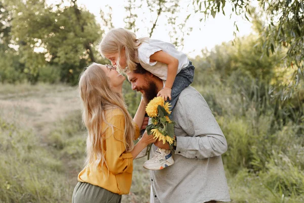 Lycklig Attraktiv Familj Promenad Dotter Famnen Sin Far Kysser Sin — Stockfoto