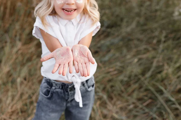 Uma Menina Mostra Palmas Das Mãos Com Lantejoulas Close Espaço — Fotografia de Stock