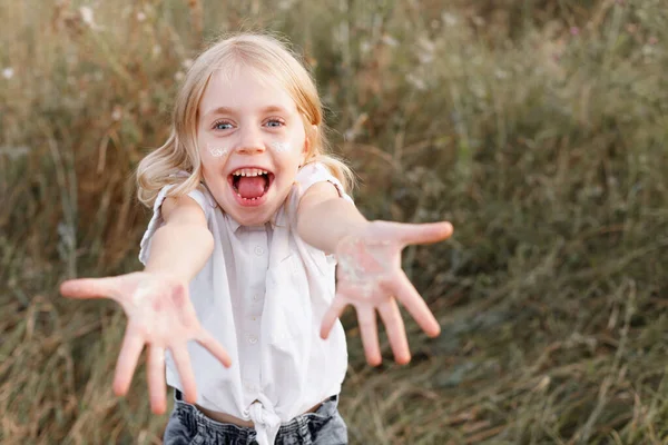 Menina Sorridente Feliz Mostra Suas Mãos Fundo Verão — Fotografia de Stock