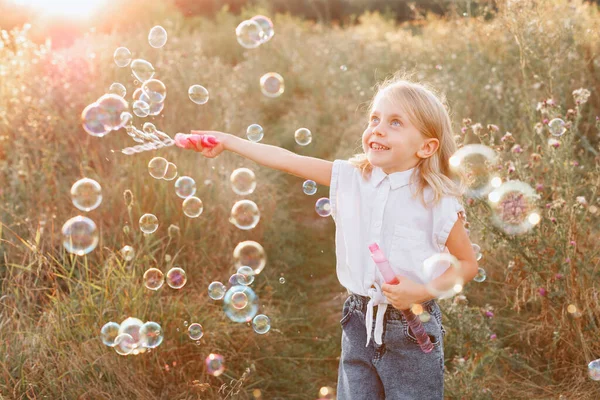 Маленька Дівчинка Мильні Бульбашки Прогулянці Заході Сонця — стокове фото
