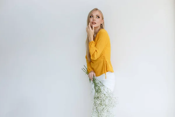 Blond Modell Med Blommor Och Ljus Makeup Grå Bakgrund Fritt — Stockfoto