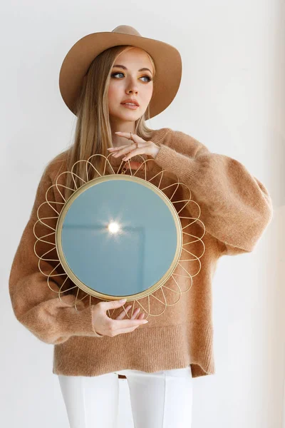 Modemodel Herfstkleding Met Een Spiegel Haar Handen Stijlvolle Blogger Herfststemming — Stockfoto