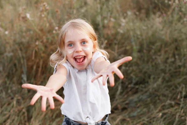 Menina Anos Idade Para Divertir Mostra Palmas Retrato Verão — Fotografia de Stock