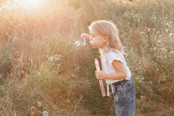 Uma Menina Com Bolhas Sabão Noite Passeio Muito Bem — Fotografia de Stock