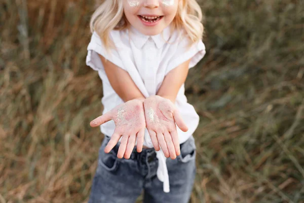 Palmas Uma Menina Close — Fotografia de Stock