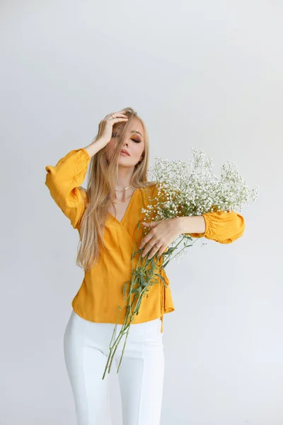 Modèle Blond Avec Des Cheveux Sains Avec Bouquet Fleurs Blanches — Photo