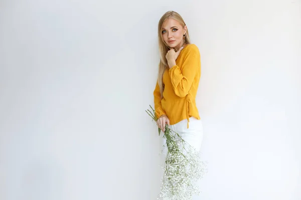 Blondine Mit Stylischem Make Und Trockenen Blumen Auf Grauem Hintergrund — Stockfoto