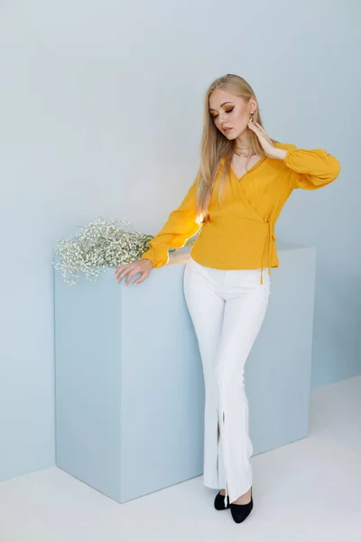 Blond Modell Snygga Kläder Blå Bakgrund Affisch Handla Nätet — Stockfoto