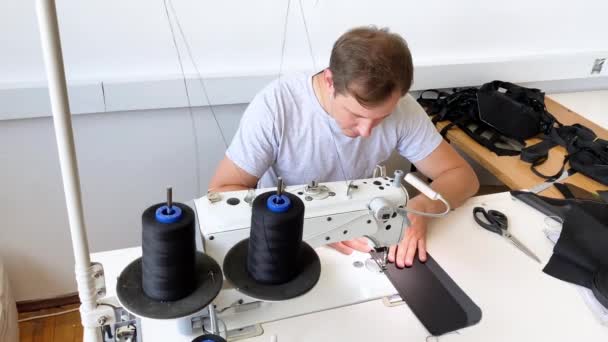 Ένας Άντρας Ράβει Μια Ραπτομηχανή Στο Εργαστήριο Φύλο — Αρχείο Βίντεο