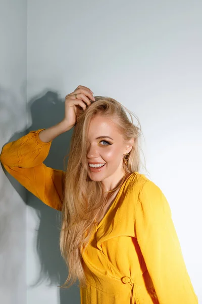 Modelo Rubia Atractiva Con Maquillaje Una Luz Dura Estudio Belleza —  Fotos de Stock