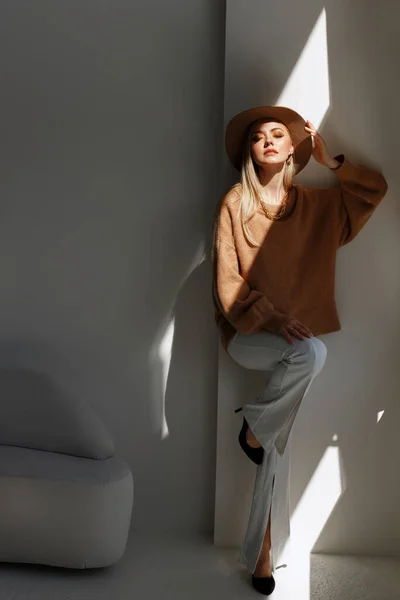 Mode Blogger Stijlvolle Kleding Een Lichte Studio Het Licht — Stockfoto