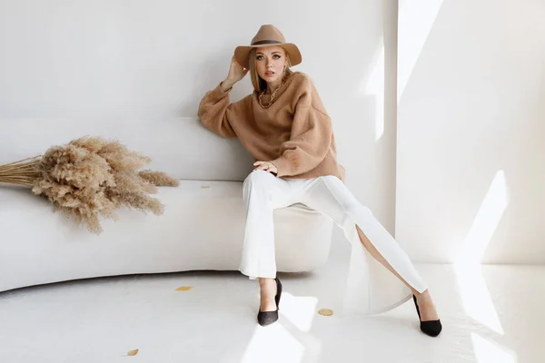 Parlak bir stüdyoda sonbahar kıyafetleri içinde şık bir modelin portresi. Metin için boş alan