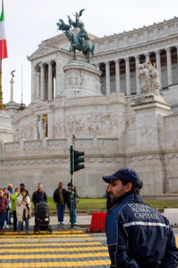 ROMA, İtalya - 15 Ekim 2025 Bir Polizia Roma Kapitali subayı Victor Emmanuel II Anıtı önünde Piazza Venezia 'da görevdedir