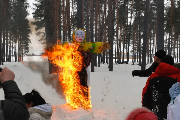 Yanan kış bebek. Shrovetide.