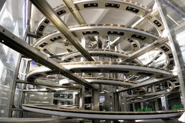 Paketleme hattı atlıkarınca konveyör.