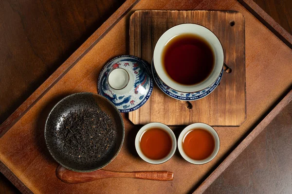 Traditionelle Chinesische Porzellantasse Und Teeblatt Auf Altem Holzbrett — Stockfoto