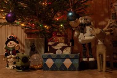 Noel oyuncakları ve hediyeler ağacın altında. Ağacın altındaki Noel süsleri..