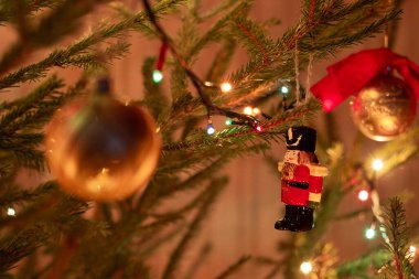 Ağaçtaki Noel ağacı oyuncağı. Noel ağacında kırmızı üniformalı fındıkkıran..