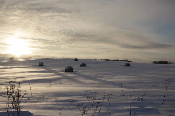 Pôr Sol Num Campo Coberto Neve Palheiro Neve Nos Últimos — Fotografia de Stock