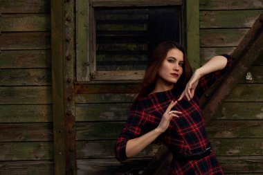 Kırmızı elbiseli parlak makyajlı bir kız elleriyle bir jest yapar. Güzel bir cadı elleriyle büyü yapar..