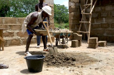 Kabala, Sierra Leone - 29 Mayıs 2019: Afrika 'da inşaatta çalışan genç Afrikalı. İnşaat ve endüstri bağlamı