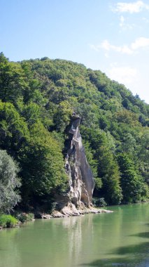 Nehre bakan ormandaki güzel dağ
