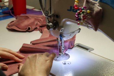 Giysi üretim atölyesinde çalışıyorum.