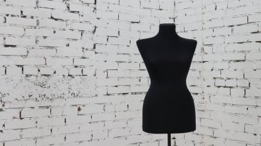 Beyaz arka planda siyah giyimli manken