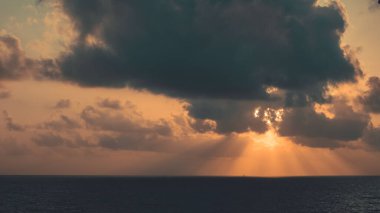 Akdeniz kıyısındaki muhteşem gün batımının manzarası