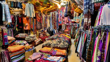 Kudüs 'teki alışveriş merkezlerinde doğal kumaştan yapılmış parlak giysiler satan bir Arap mağazası.
