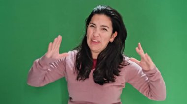 Sinirli ve agresif bir kadın tartışıyor ve şikayet ediyor. Tedirgin bir insan yeşil ekranda çılgınca jestler yapar, bağırır ve hayal kırıklığını ifade eder.