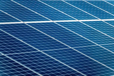 Mavi bir fotovoltaik güneş panelinin kapanışı güneş ışığını sürdürülebilir bir gelecek için temiz ve yenilenebilir enerjiye dönüştürüyor