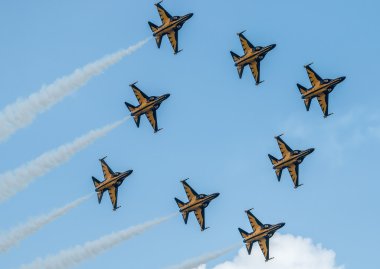 Kara Kartallar akrobasi ekibi, Singapur Airshow 2016 görüntülemek