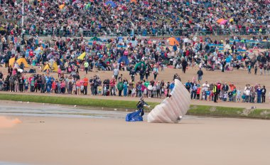 Açılış kaplanlar paraşüt ekran takımı
