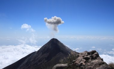 Volcan Fuego (yangın volkan) bir bulut kül ve duman Antigua, Guatemala yakın sürer.