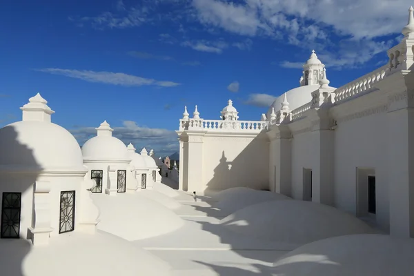 Weiße kuppeln auf dem dach der leon kathedrale, nicaragua. — Stockfoto