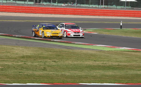 Clasic British Touring Cars racing at Silverstone — Stock Photo, Image