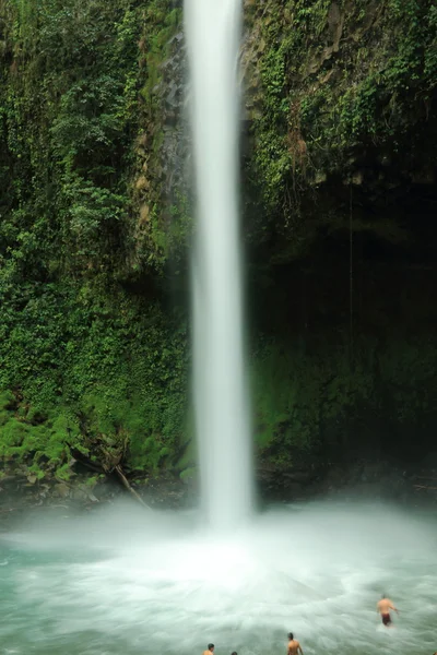 Tourists swimming in a waterfall near La Fortuna, Costa Rica. — Stock Photo, Image