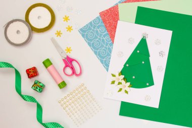 Yılbaşı kartı kendi ellerinle. Bebeğe kendin bak. El yapımı kartpostal.. 