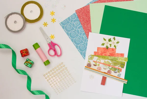 Passo 1. Instrução gradual de Ano Novo, cartão de Natal com suas próprias mãos. Faça você mesmo com o bebê. — Fotografia de Stock