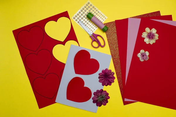 발렌티나의 날을 마음에 담기 위해 색종이로 만든 교육용 엽서. — 스톡 사진