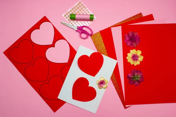 Istruzione cartoline di carta colorata con un cuore a San Valentino con le proprie mani. — Foto Stock