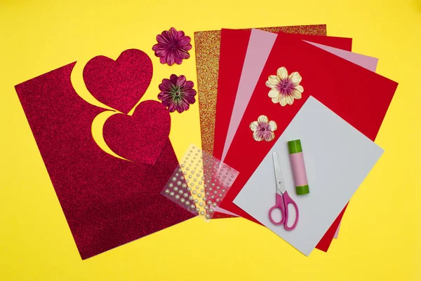 Instrucciones de foto postales hechas de papel de color con un corazón en el Día de San Valentín con sus propias manos, hágalo usted mismo con el bebé. — Foto de Stock