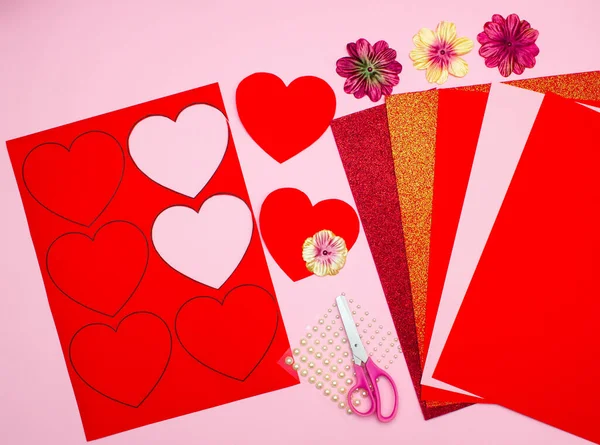 Κάρτες οδηγιών από χρωματιστό χαρτί με καρδιά την ημέρα του Αγίου Βαλεντίνου με τα χέρια σας. — Φωτογραφία Αρχείου