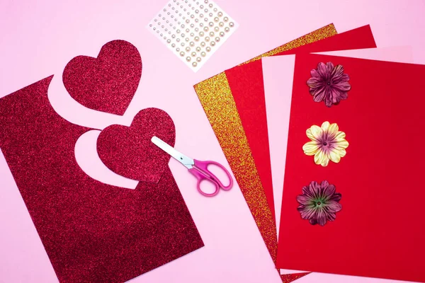 Istruzione cartoline di carta colorata con un cuore a San Valentino con le proprie mani. — Foto Stock