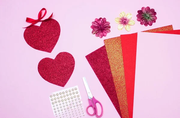 Anleitungspostkarten aus buntem Papier mit Herz am Valentinstag mit eigenen Händen. — Stockfoto