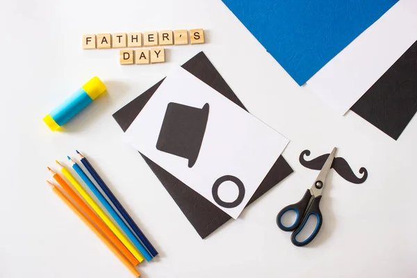 3 Etape. Carte postale étape par étape pour la fête des Pères. Du bricolage. Un cadeau de vos propres mains — Photo