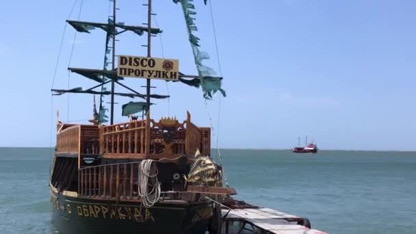 Πειρατικό πλοίο αναψυχής ενάντια στον γαλάζιο ουρανό στη θάλασσα του Αζόφ. Berdyansk Ουκρανία 06.19.2021 — Αρχείο Βίντεο
