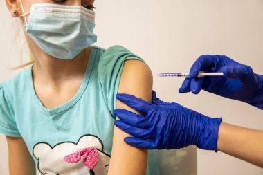 Tıbbi eldivenli eller aşılanmış genç kızlardır. yüksek kalite